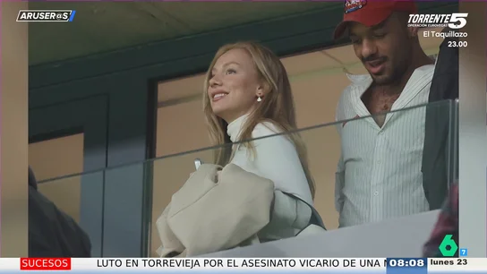 El guiño de Ester Expósito a Mbappé en el palco del Bernabéu: así lució un espectacular look blanco en el derbi El guiño de Ester Expósito a Mbappé en el palco del Bernabéu: así lució un espectacular look blanco en el derbi