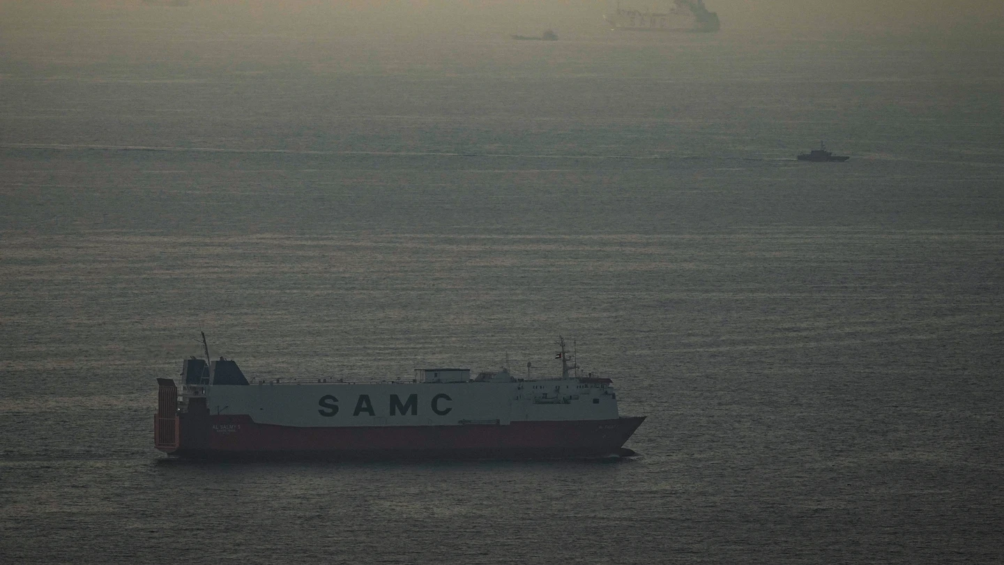 Buques de carga navegan por el Golfo Pérsico en dirección al Estrecho de Ormuz, en los Emiratos Árabes Unidos Buques de carga navegan por el Golfo Pérsico en dirección al Estrecho de Ormuz, en los Emiratos Árabes Unidos