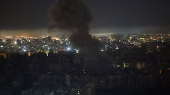 El humo se eleva desde los suburbios del sur de Beirut tras un ataque israel&iacute;