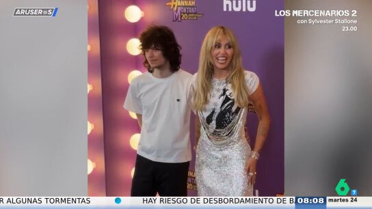 Miley Cyrus posa con Maxx Morando en el estreno del especial de Hannah Montana por sus 20 a&ntilde;os