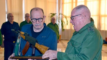 El cantautor cubano Silvio Rodr&iacute;guez (i) sosteniendo un fusil junto al ministro de las Fuerzas Armadas Revolucionarias de Cuba, &Aacute;lvaro L&oacute;pez Miera