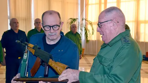 El cantautor cubano Silvio Rodríguez (i) sosteniendo un fusil junto al ministro de las Fuerzas Armadas Revolucionarias de Cuba, Álvaro López Miera El cantautor cubano Silvio Rodríguez (i) sosteniendo un fusil junto al ministro de las Fuerzas Armadas Revolucionarias de Cuba, Álvaro López Miera