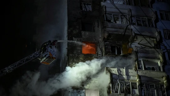 Bomberos trabajan en el lugar donde un edificio de apartamentos fue alcanzado por un ataque de un dron ruso en Zaporiyia (Ucrania) Bomberos trabajan en el lugar donde un edificio de apartamentos fue alcanzado por un ataque de un dron ruso en Zaporiyia (Ucrania)