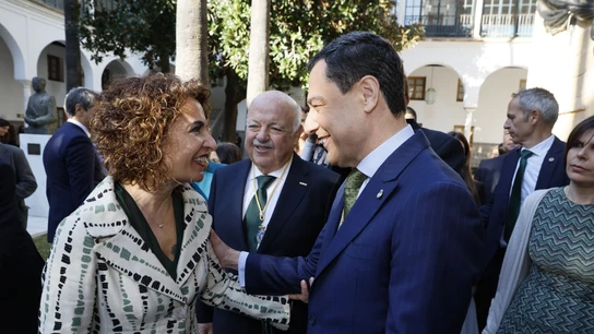 La vicepresidenta primera del Gobierno, María Jesús Montero, y el presidente de la Junta de Andalucía, Juanma Moreno, se saludan durante un acto La vicepresidenta primera del Gobierno, María Jesús Montero, y el presidente de la Junta de Andalucía, Juanma Moreno, se saludan durante un acto