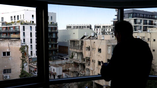 Personal de emergencia trabaja junto a un edificio da&ntilde;ado en el lugar tras los ataques con misiles iran&iacute;es en el centro de Israel/ REUTERS/Ronen Zvulun
