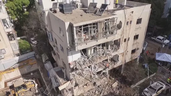 Consecuencias del impacto de un misil iraní en una zona residencial del centro de Tel Aviv. Consecuencias del impacto de un misil iraní en una zona residencial del centro de Tel Aviv.