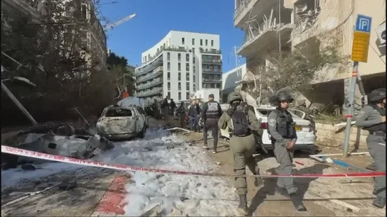 Consecuencias del impacto de un misil iraní en una zona residencial del centro de Tel Aviv. Consecuencias del impacto de un misil iraní en una zona residencial del centro de Tel Aviv.