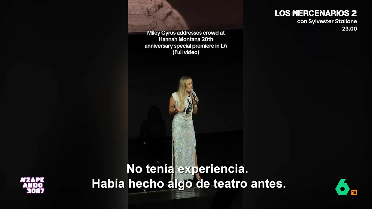 Miley Cyrus se confiesa durante el estreno del especial 20 aniversario de 'Hannah Montana': "Lo era, os lo prometo" La cantante se ha 'reencontrado' con el personaje que la convirtió en un ídolo mundial. Además de posar con parte del reparto de la serie, la artista también hizo una llamativa confesión.