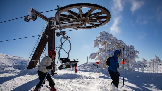 Personas practicando esqu&iacute; durante la temporada de esqu&iacute; en Navacerrada, a 20 de enero de 2026, en Madrid (Espa&ntilde;a)