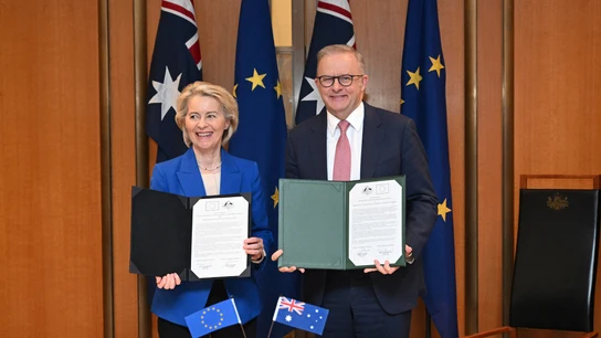 La presidenta de la Comisión Europea, Ursula von der Leyen, y el primer ministro australiano, Anthony Albanese, posan con una declaración conjunta La presidenta de la Comisión Europea, Ursula von der Leyen, y el primer ministro australiano, Anthony Albanese, posan con una declaración conjunta