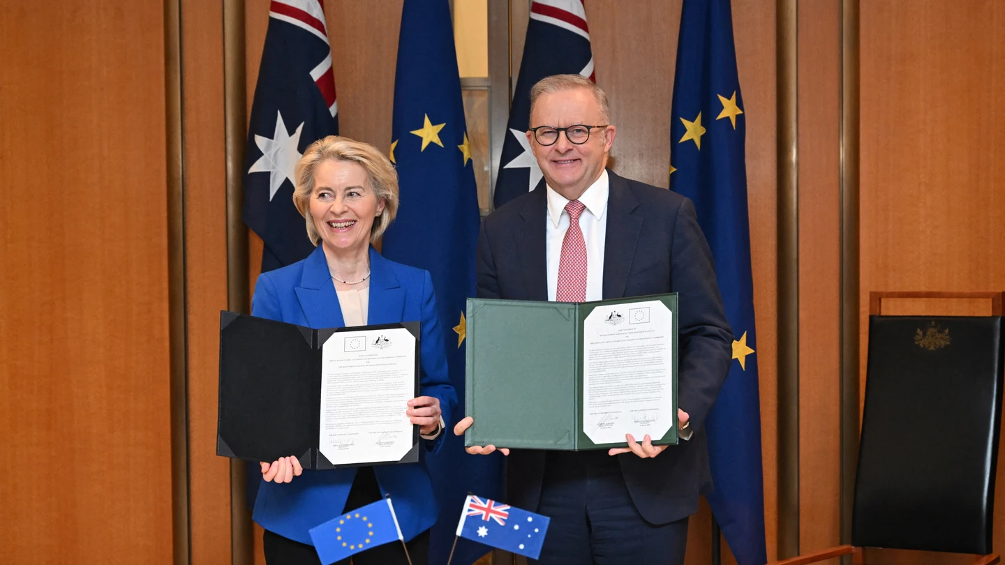 La presidenta de la Comisión Europea, Ursula von der Leyen, y el primer ministro australiano, Anthony Albanese, posan con una declaración conjunta La presidenta de la Comisión Europea, Ursula von der Leyen, y el primer ministro australiano, Anthony Albanese, posan con una declaración conjunta