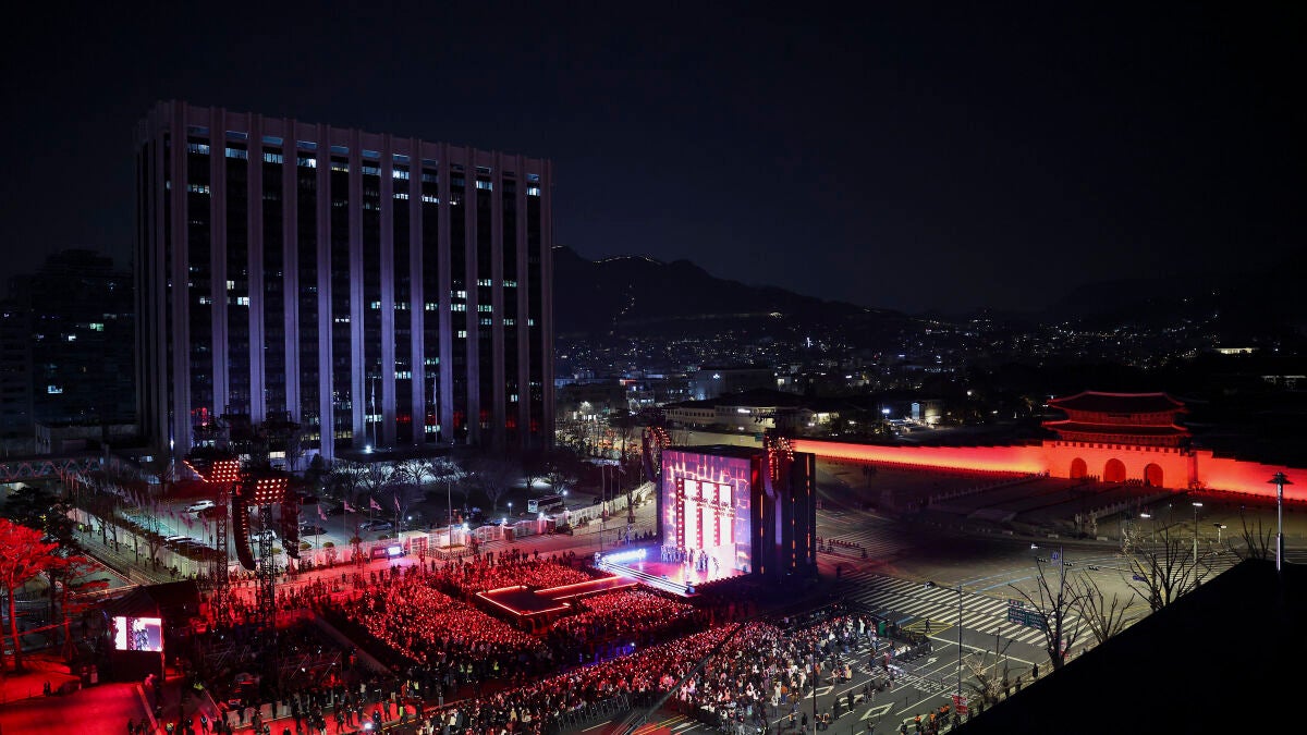 ¿Cuánta gente vio el concierto (gratis) del regreso de BTS? Mucho menos que el combate entre Tyson y Paul