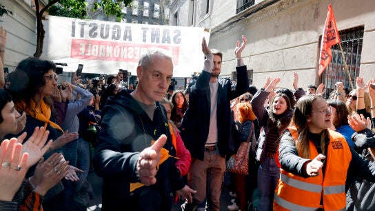 Vecinos protestan por el desalojo de un bloque de Gr&agrave;cia que tambi&eacute;n condena el Govern