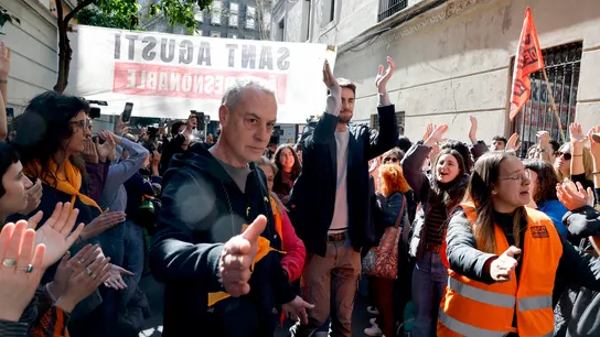 Vecinos protestan por el desalojo de un bloque de Gràcia que también condena el Govern Vecinos protestan por el desalojo de un bloque de Gràcia que también condena el Govern