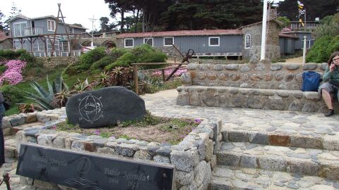 Tumba de Neruda y Matilde en su casa de Isla Negra