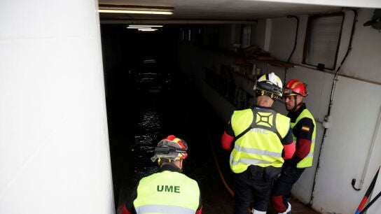 Efectivos de la UME achicando agua en un garaje durante el paso de la borrasca Therese en Gran Canaria, Canarias (Espa&ntilde;a)