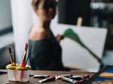 Una mujer pintando un cuadro Una mujer pintando un cuadro