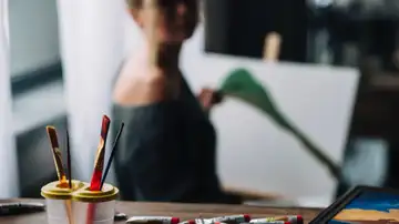 Una mujer pintando un cuadro Una mujer pintando un cuadro