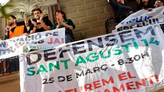Vecinos protestan por el desalojo de un bloque de Gràcia que también condena el Govern