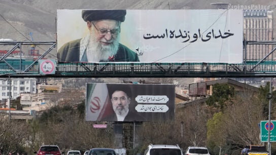 Veh&iacute;culos circulan bajo vallas publicitarias que muestran a Ali Khamenei y a su hijo, el ayatol&aacute; Mojtaba Khamenei, en una autopista de Teher&aacute;n, Ir&aacute;n