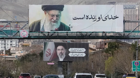 Vehículos circulan bajo vallas publicitarias que muestran a Ali Khamenei y a su hijo, el ayatolá Mojtaba Khamenei, en una autopista de Teherán, Irán Vehículos circulan bajo vallas publicitarias que muestran a Ali Khamenei y a su hijo, el ayatolá Mojtaba Khamenei, en una autopista de Teherán, Irán