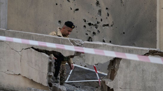 Un soldado del ej&eacute;rcito inspecciona el lugar donde cayeron los misiles interceptados en Sahel Alma, al norte de Beirut