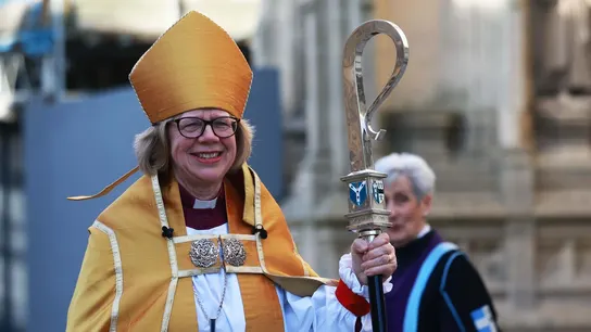 Sarah Mullally hace historia al convertirse oficialmente en la primera mujer arzobispa de Canterbury Sarah Mullally hace historia al convertirse oficialmente en la primera mujer arzobispa de Canterbury