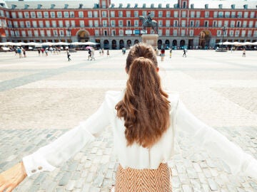 Chica en la Plaza Mayor de Madrid
