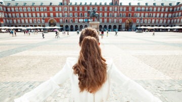 Chica en la Plaza Mayor de Madrid