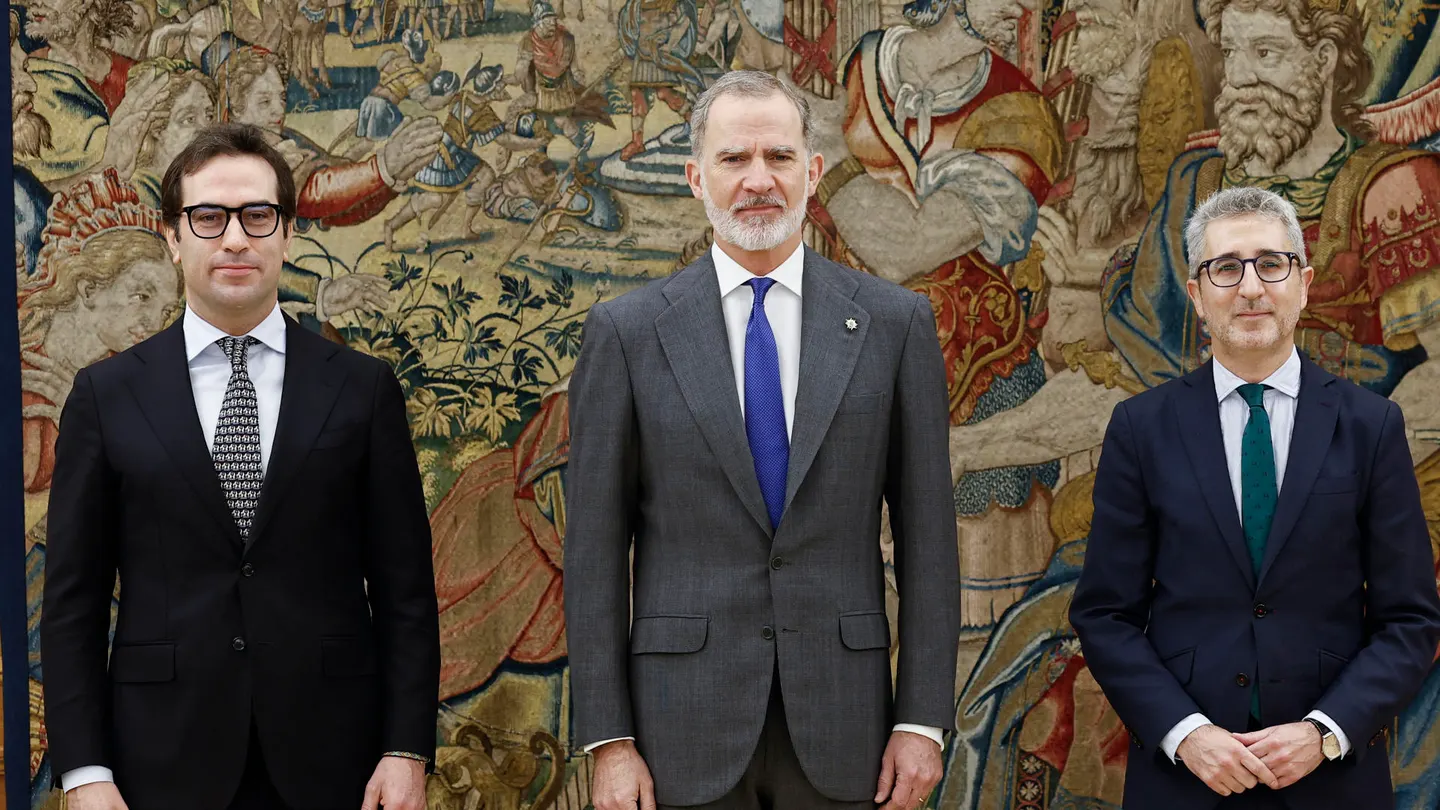 El rey Felipe VI junto a Carlos Cuerpo y Arcadi España. El rey Felipe VI junto a Carlos Cuerpo y Arcadi España.