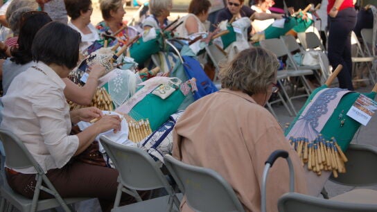 Palilleras haciendo encaje de bolillos en Pontevedra. 