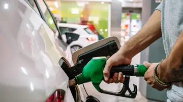 Hombre echando gasolina Hombre echando gasolina