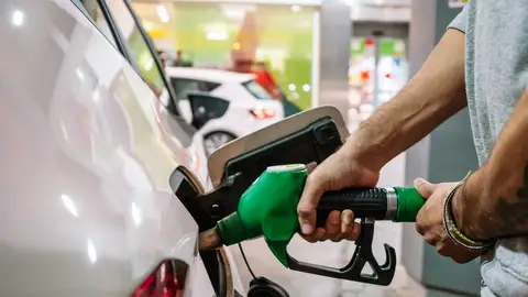 Hombre echando gasolina Hombre echando gasolina