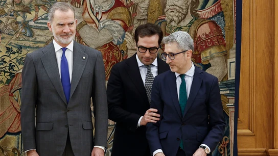 El rey Felipe VI posa con el nuevo vicepresidente primero del Gobierno, Carlos Cuerpo, y el nuevo ministro de Hacienda, Arcadi España, tras la jura de sus cargos El rey Felipe VI posa con el nuevo vicepresidente primero del Gobierno, Carlos Cuerpo, y el nuevo ministro de Hacienda, Arcadi España, tras la jura de sus cargos