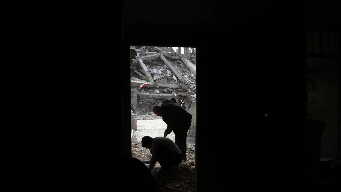 Fotografía de archivo iraníes que recogen sus pertenencias entre los escombros de sus edificios residenciales dañados en el centro de Teherán Fotografía de archivo iraníes que recogen sus pertenencias entre los escombros de sus edificios residenciales dañados en el centro de Teherán