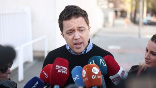 El exportavoz de Sumar &Iacute;&ntilde;igo Errej&oacute;n atiende a los medios de comunicaci&oacute;n a su llegada a los Juzgados de Plaza de Castilla, a 27 de marzo de 2026