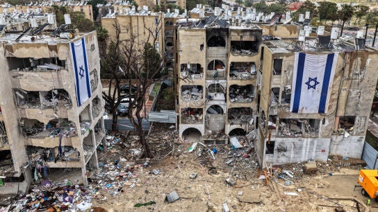 Una imagen grabada con un dron muestra los da&ntilde;os en un barrio residencial, tras una noche de ataques con misiles iran&iacute;es en Arad, al sur de Israel.
