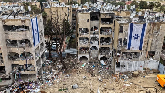 Una imagen grabada con un dron muestra los daños en un barrio residencial, tras una noche de ataques con misiles iraníes en Arad, al sur de Israel. Una imagen grabada con un dron muestra los daños en un barrio residencial, tras una noche de ataques con misiles iraníes en Arad, al sur de Israel.