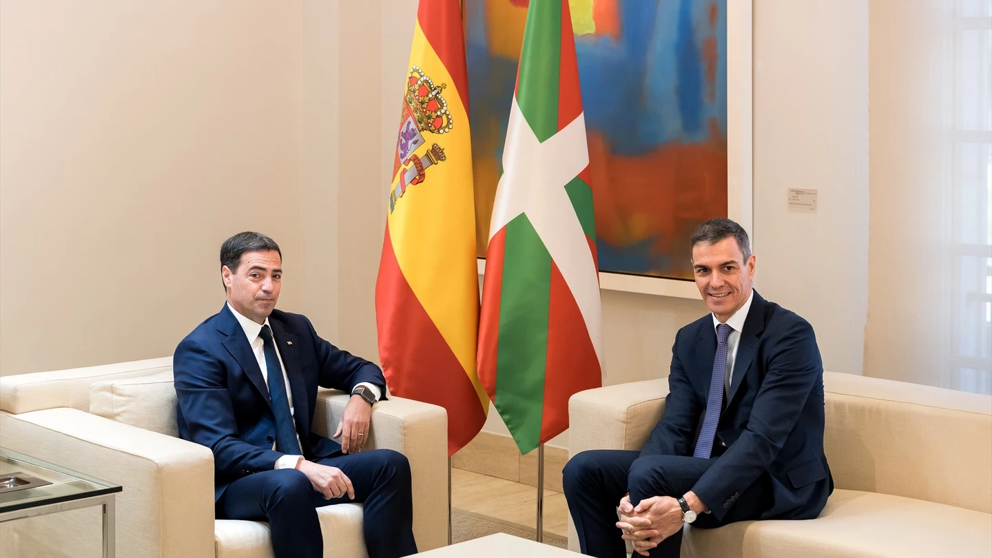El lehendakari Imanol Pradales y Pedro Sánchez. El lehendakari Imanol Pradales y Pedro Sánchez.