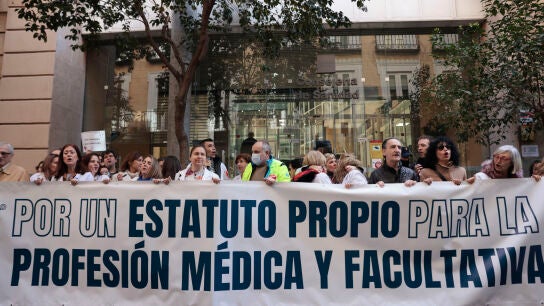 Concentraci&oacute;n con motivo de la huelga del personal m&eacute;dico y facultativo por un estatuto marco propio frente a la Consejer&iacute;a de Sanidad de la Comunidad de Madrid