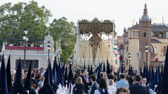 La imagen de la Virgen de La Estrella, de la hermandad de la Estrella, recorre el barrio de Triana durante su procesi&oacute;n de Domingo de Ramos, este domingo en Sevilla.