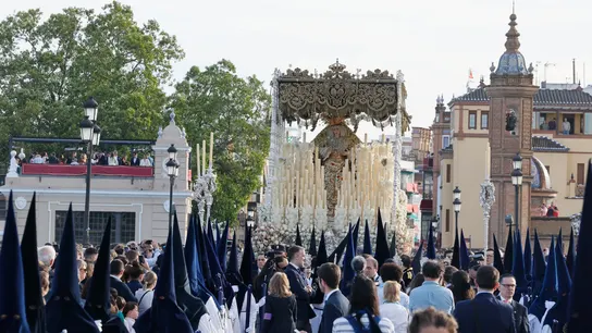La imagen de la Virgen de La Estrella, de la hermandad de la Estrella, recorre el barrio de Triana durante su procesión de Domingo de Ramos, este domingo en Sevilla. La imagen de la Virgen de La Estrella, de la hermandad de la Estrella, recorre el barrio de Triana durante su procesión de Domingo de Ramos, este domingo en Sevilla.