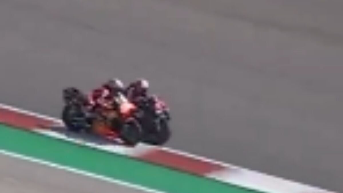 El peligroso lance entre Bezzecchi y Acosta cuando peleaban por el liderato del GP de Las Américas