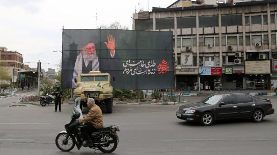 Fuerzas de seguridad de Ir&aacute;n frente a un cartel del ayatol&aacute; en Teher&aacute;n