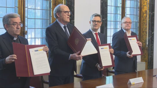 El Gobierno y la iglesia escenifican su acuerdo para la reparaci&oacute;n econ&oacute;mica de las v&iacute;ctimas de pederastia