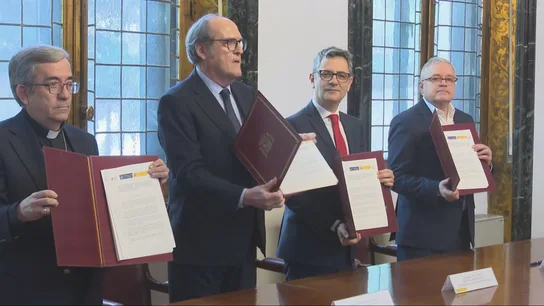 El Gobierno y la iglesia escenifican su acuerdo para la reparación económica de las víctimas de pederastia El Gobierno y la iglesia escenifican su acuerdo para la reparación económica de las víctimas de pederastia
