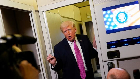 El presidente de Estados Unidos, Donald Trump, habla con los periodistas a bordo del Air Force One