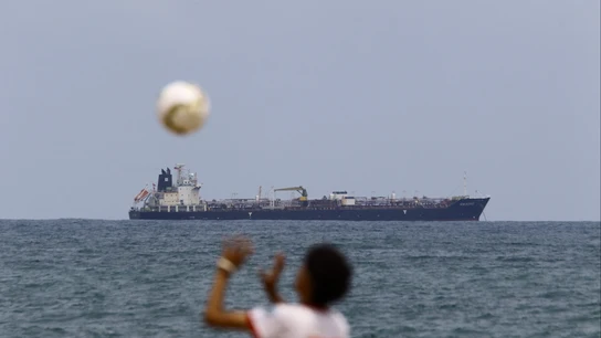 Un joven juega con una pelota en la playa mientras el buque Sea Horse, con bandera de Hong Kong, que transporta unos 200.000 barriles de combustible de origen ruso con destino original a Cuba Un joven juega con una pelota en la playa mientras el buque Sea Horse, con bandera de Hong Kong, que transporta unos 200.000 barriles de combustible de origen ruso con destino original a Cuba