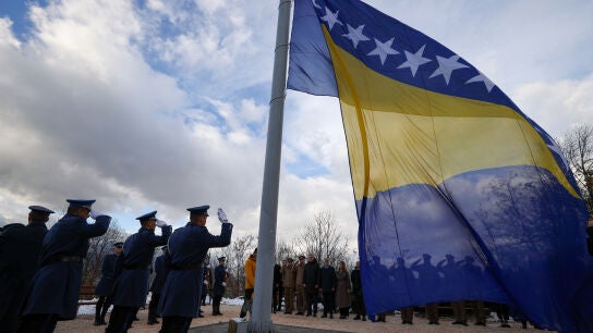 La bandera de Bosnia y Herzegovina, ondeando durante el D&iacute;a de la Independencia de 2025 en Sarajevo