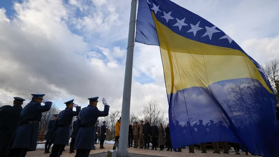 La bandera de Bosnia y Herzegovina, ondeando durante el Día de la Independencia de 2025 en Sarajevo La bandera de Bosnia y Herzegovina, ondeando durante el Día de la Independencia de 2025 en Sarajevo